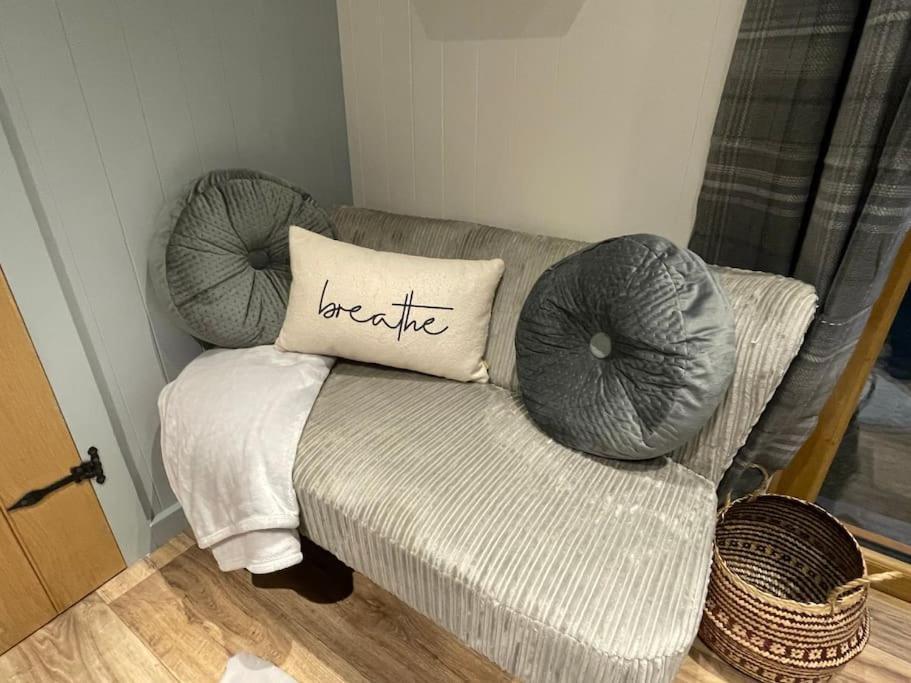 The Hut@Trefechan Wen - Coastal Coziness! Goodwick Eksteriør bilde